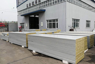 復(fù)合板車間忙碌生產(chǎn)中！