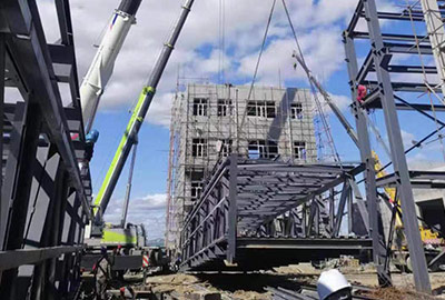 快馬加鞭未下鞍，驚回首，離天三尺三！